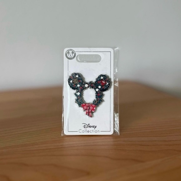 NWT Disney Mickey Holiday Christmas Wreath Pin - Picture 9 of 14